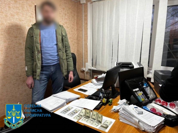 Одесса: госисполнитель вымогал 500 долларов у неплательщика алиментов