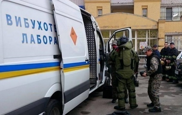 В Киеве "заминировали" три ТРЦ
