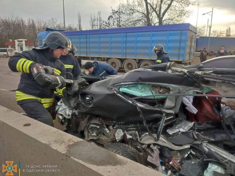 Дружина українського футболіста загинула у страшній ДТП під Одесою: фото та відео з місця трагедії