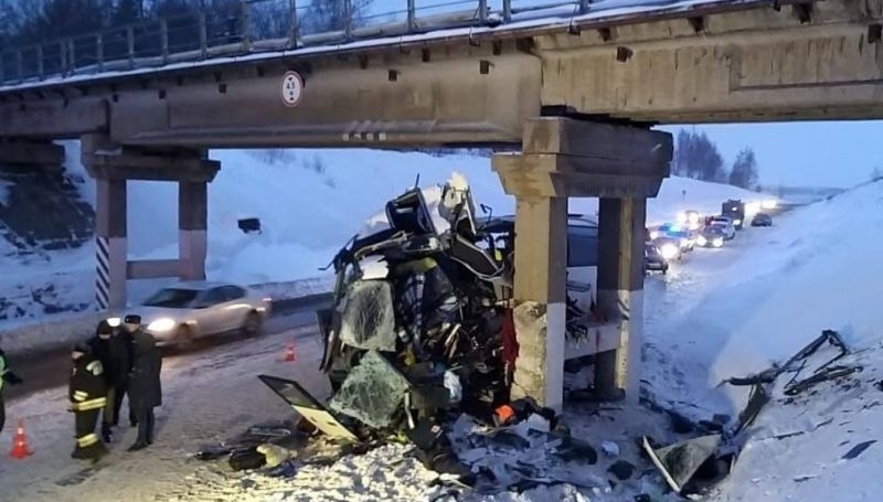 Смертельна ДТП у Росії: автобус зіткнувся з опорою мосту, 5 людей загинуло, 14 постраждали