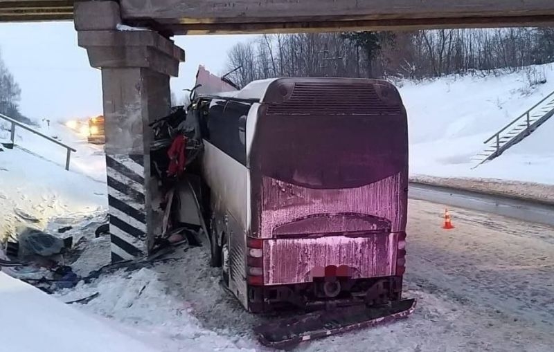 Смертельна ДТП у Росії: автобус зіткнувся з опорою мосту, 5 людей загинуло, 14 постраждали