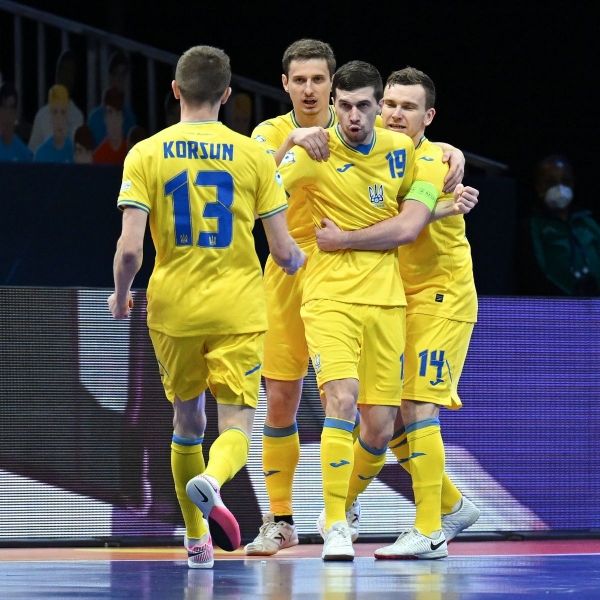 Україна без чотирьох гравців сенсаційно розгромила Сербію на футзальному Євро-2022: відеоогляд матчу