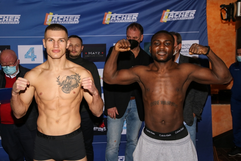 Українець Чухаджян побив боксера з Британії та взяв пояс IBF Inter-Continental: моменти бою