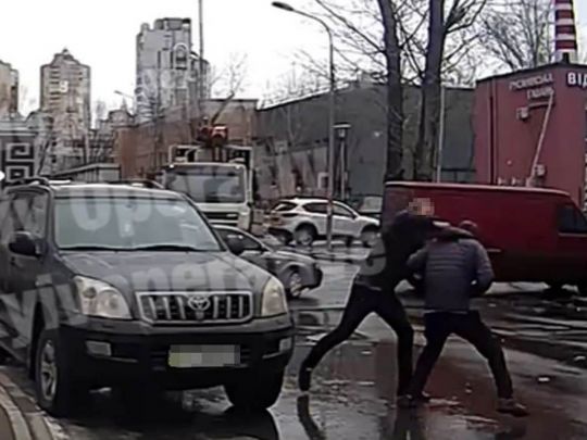 У Києві затримали «борця», який кинув людину головою на асфальт за зауваження (відео)