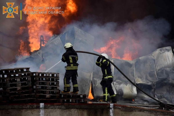 На окраине Одессы сгорел склад: огонь тушили более 30 спасателей. Фото