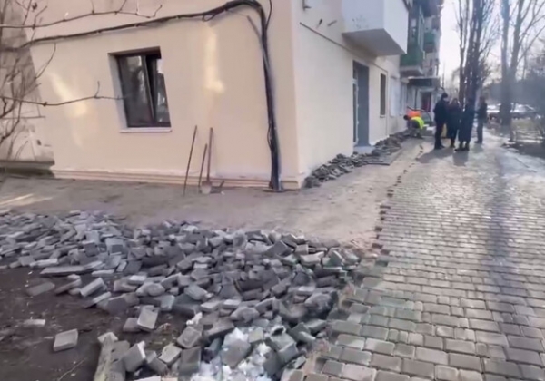 Одессит благоустроил для горожан тротуар, но его демонтировали коммунальщики