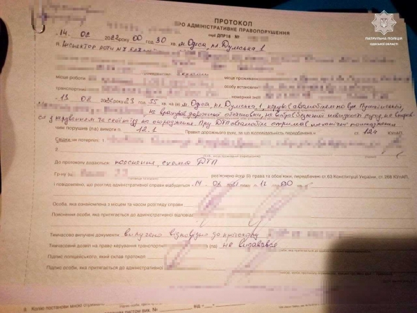 Ночью пьяный водитель снес ограду у Одесской мэрии и наворачивал круги в пешеходной зоне. Видео