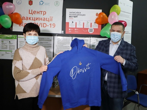 В Одессе сделали миллионный укол от коронавируса и вручили торт привитому