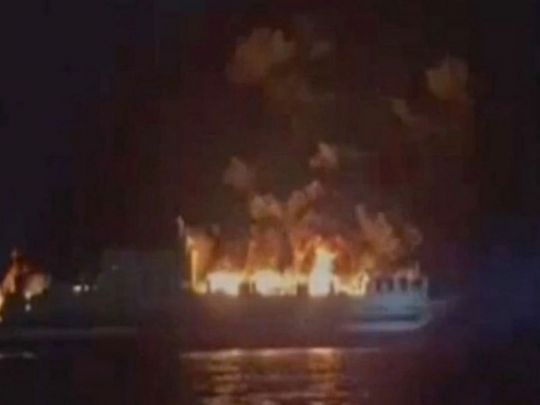 Біля берегів Греції спалахнув пором із 288 пасажирами (відео)