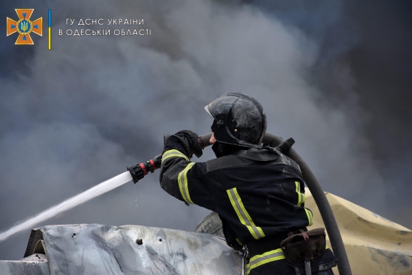 На окраине Одессы сгорел склад: огонь тушили более 30 спасателей. Фото