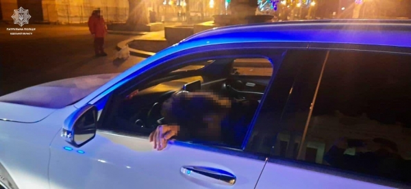 Ночью пьяный водитель снес ограду у Одесской мэрии и наворачивал круги в пешеходной зоне. Видео