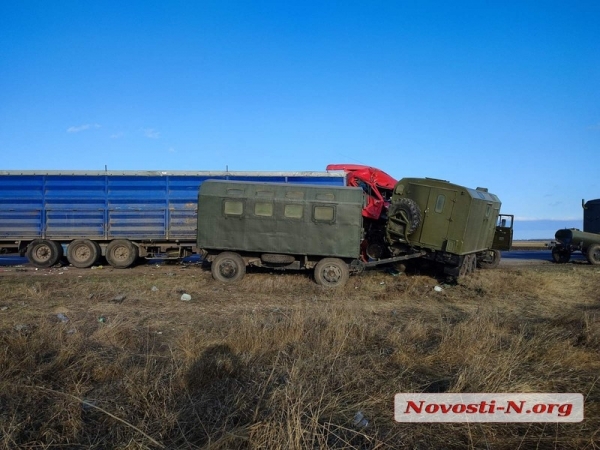 «Вторжение»: зерновоз протаранил военную колонну на трассе Николаев — Херсон