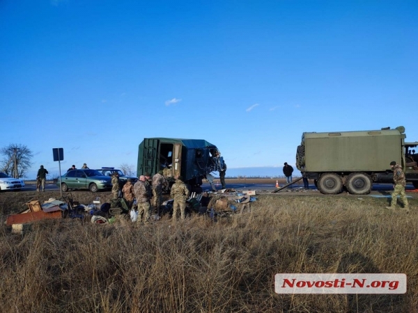 «Вторжение»: зерновоз протаранил военную колонну на трассе Николаев — Херсон