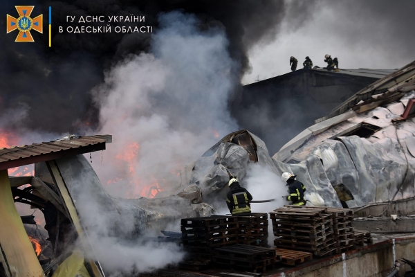 На окраине Одессы сгорел склад: огонь тушили более 30 спасателей. Фото