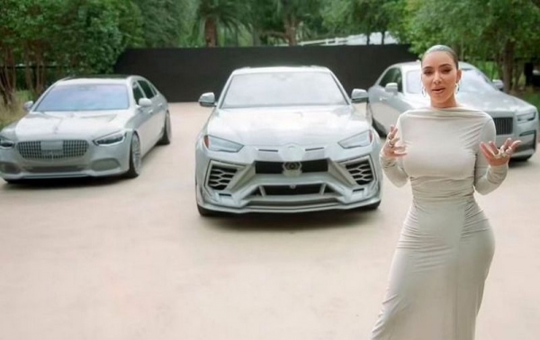 Ким Кардашьян похвасталась коллекцией роскошных автомобилей