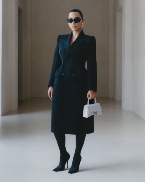 Ким Кардашьян позировала в облегающем наряде Balenciaga
