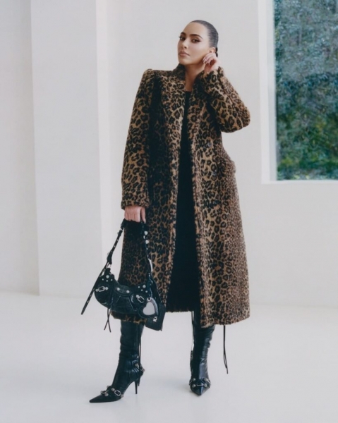Ким Кардашьян позировала в облегающем наряде Balenciaga