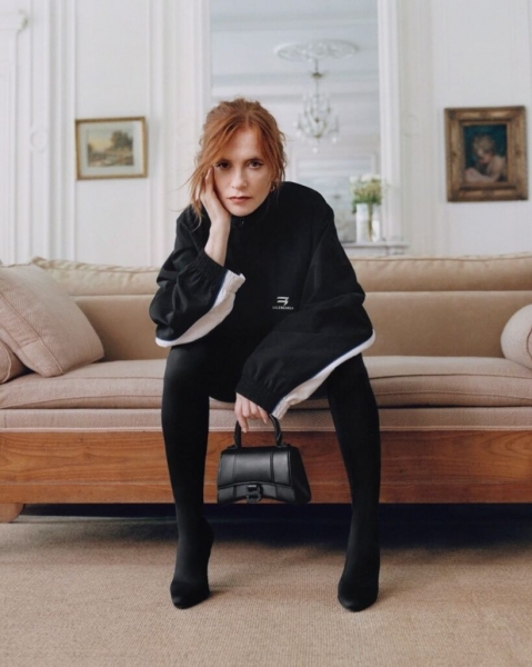 Ким Кардашьян позировала в облегающем наряде Balenciaga