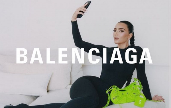 Ким Кардашьян позировала в облегающем наряде Balenciaga