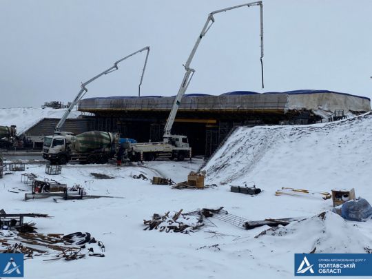 На «Великому будівництві» першого українського хайвею забетонували шляхопровід на перетині з трасою М-03