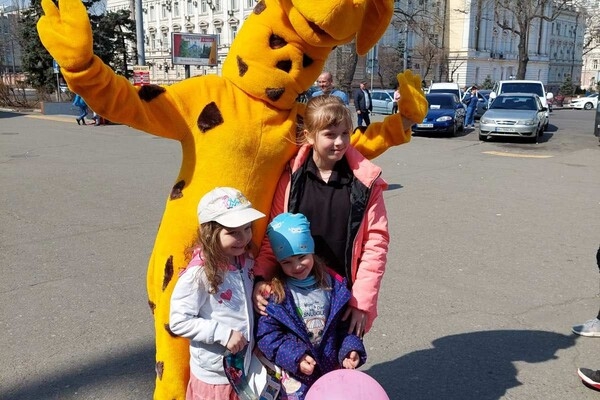 На одесском вокзале играл оркестр, а сотрудники зоопарка переоделись в костюмы