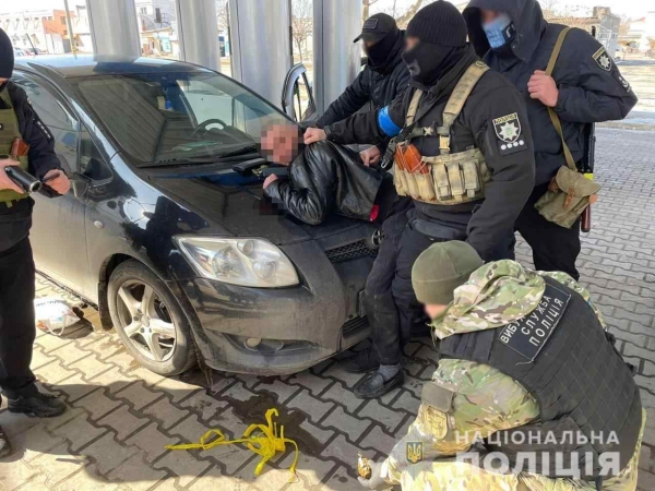 На заправке в Одессе задержали иностранца с гранатой, где он ее взял — объяснить не смог. Фото