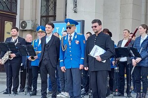 На одесском вокзале играл оркестр, а сотрудники зоопарка переоделись в костюмы