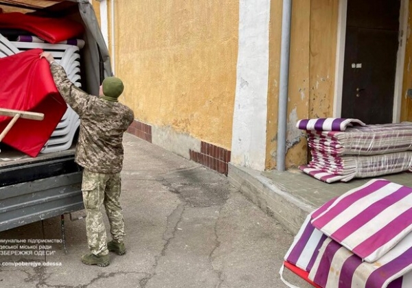 Военным отдали шезлонги и матрацы с пляжей Одессы