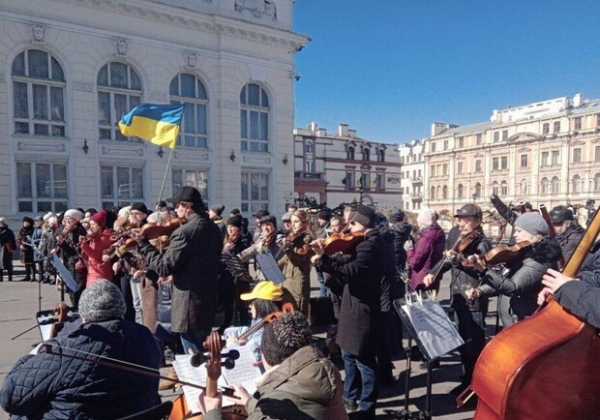 Возле Оперного в Одессе устроили концерт за мир в Украине