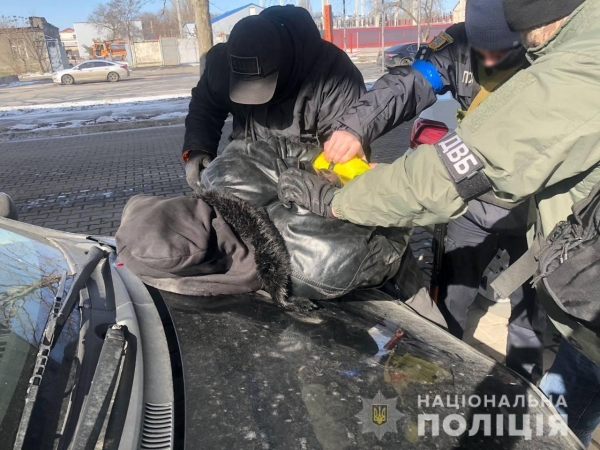 На заправке в Одессе задержали иностранца с гранатой, где он ее взял — объяснить не смог. Фото