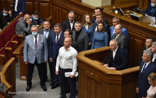 В Украине временно запретят 11 политических партий