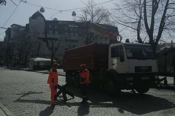 С центра Одессы убирают противотанковые ежи