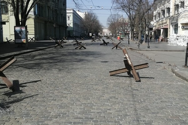 С центра Одессы убирают противотанковые ежи
