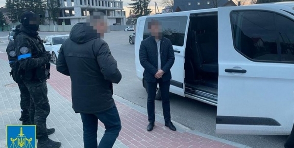 Под Львовом и.о. мэра требовал от волонтера 100 тысяч грн с автобуса с гуманитаркой