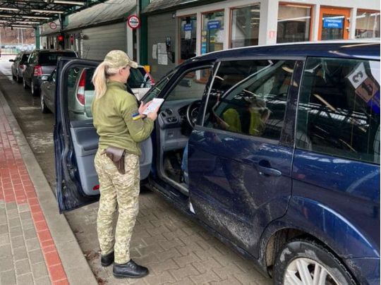 Прикордонники пояснили, чому перестали випускати біженців за кордон за внутрішніми паспортами