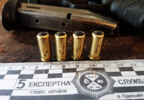 Одесситка нашла на мусорнике пистолет и случайно прострелила себе ногу 