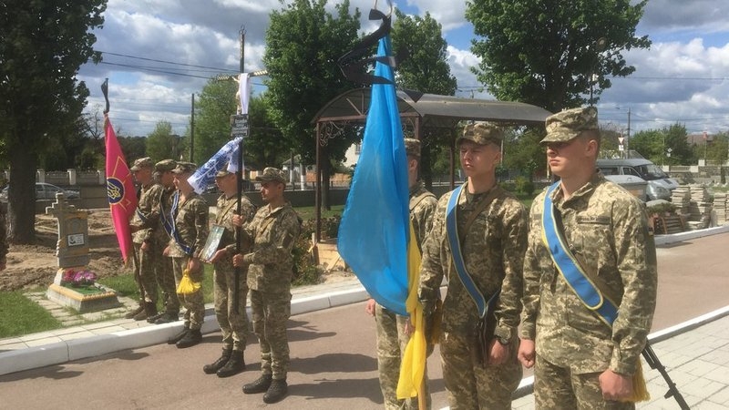 «Помстіться за мого сина»: у Житомирі поховали воїна, який повернувся з Франції боронити рідну Україну