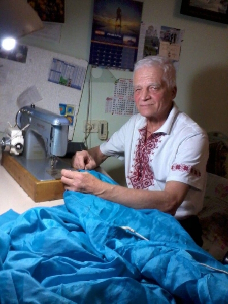 «Щоб заспокоїтись, сідаю за машинку»: 82-річний волонтер шиє на потреби армії
