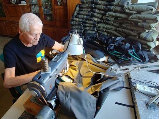 «Щоб заспокоїтись, сідаю за машинку»: 82-річний волонтер шиє на потреби армії