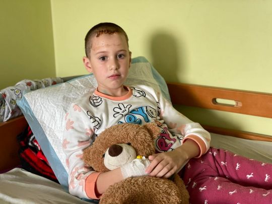 Справжнє диво: у Львові лікарі видалили уламки касетного снаряду із мозку 9-річної дівчинки