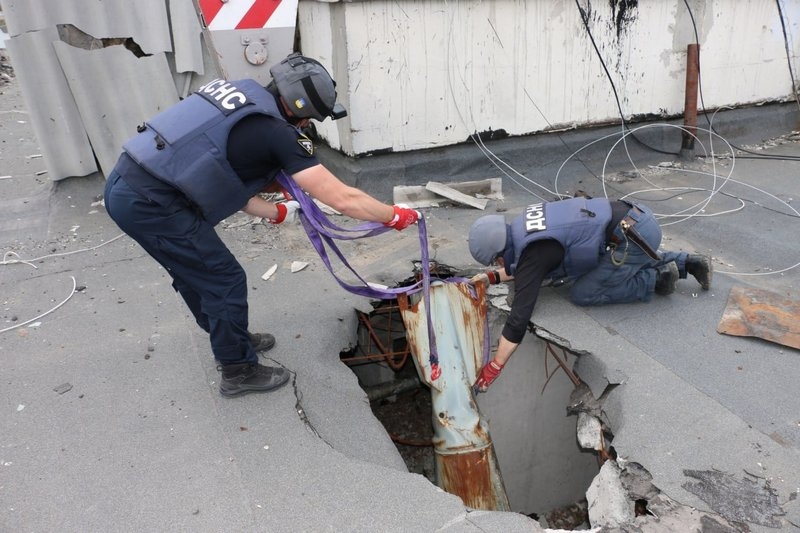 «Бомба вагою у пів тонни могла пробити дах та вибухнути усередині будинку»: у Харкові рятувальники зняли авіабомбу з багатоповерхівки