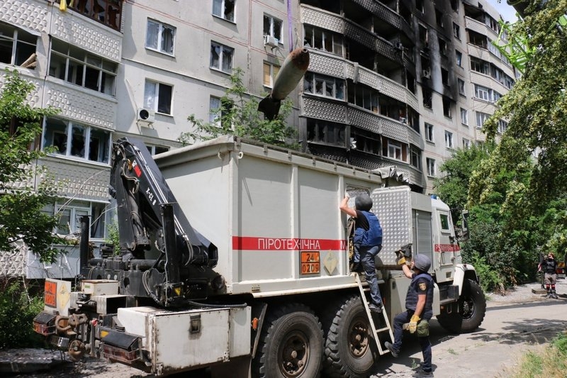 «Бомба вагою у пів тонни могла пробити дах та вибухнути усередині будинку»: у Харкові рятувальники зняли авіабомбу з багатоповерхівки