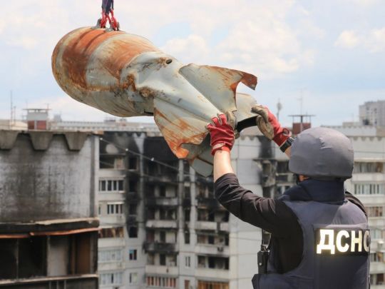 «Бомба вагою у пів тонни могла пробити дах та вибухнути усередині будинку»: у Харкові рятувальники зняли авіабомбу з багатоповерхівки