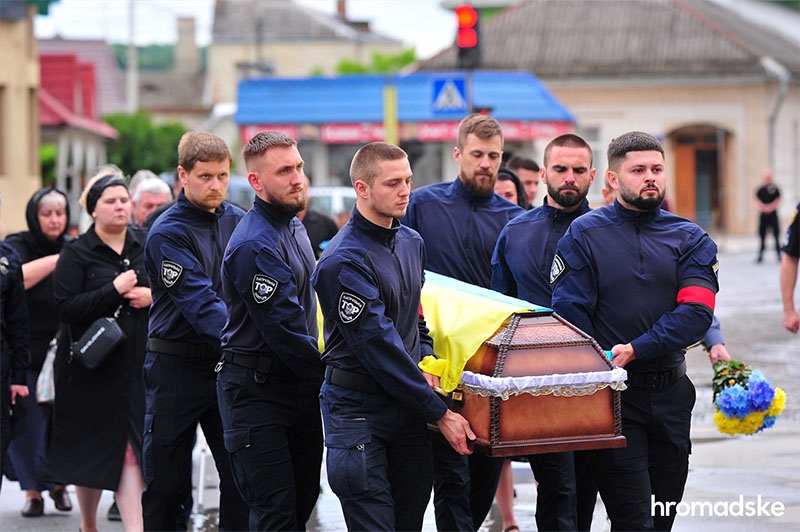 Захищав Маріуполь з першого дня війни: на Тернопільщині попрощалися із захисником «Азовсталі» — патрульним поліцейським Данилом Сафоновим