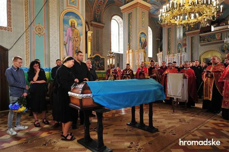 Захищав Маріуполь з першого дня війни: на Тернопільщині попрощалися із захисником «Азовсталі» — патрульним поліцейським Данилом Сафоновим