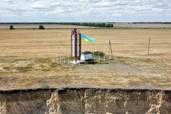 На маяке в Одесской области установили огромный флаг Украины