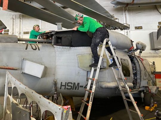 «Готові до всього»: екіпаж авіаносця США готується до війни з росією, а поки стримує загрози