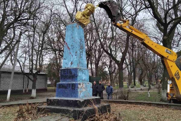 Под Одессой снесли памятник Пушкину