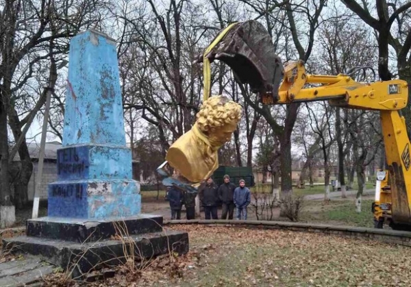 Под Одессой снесли памятник Пушкину