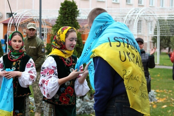 В Одесской области встретили семь защитников, вернувшихся из российского плена